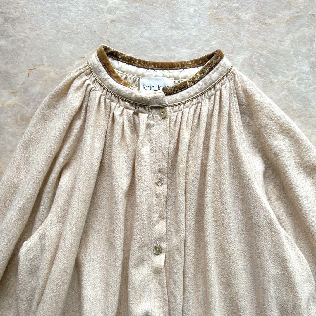 forte_forte ウール ノーカラーブラウス ベージュ ベロア ゴールド