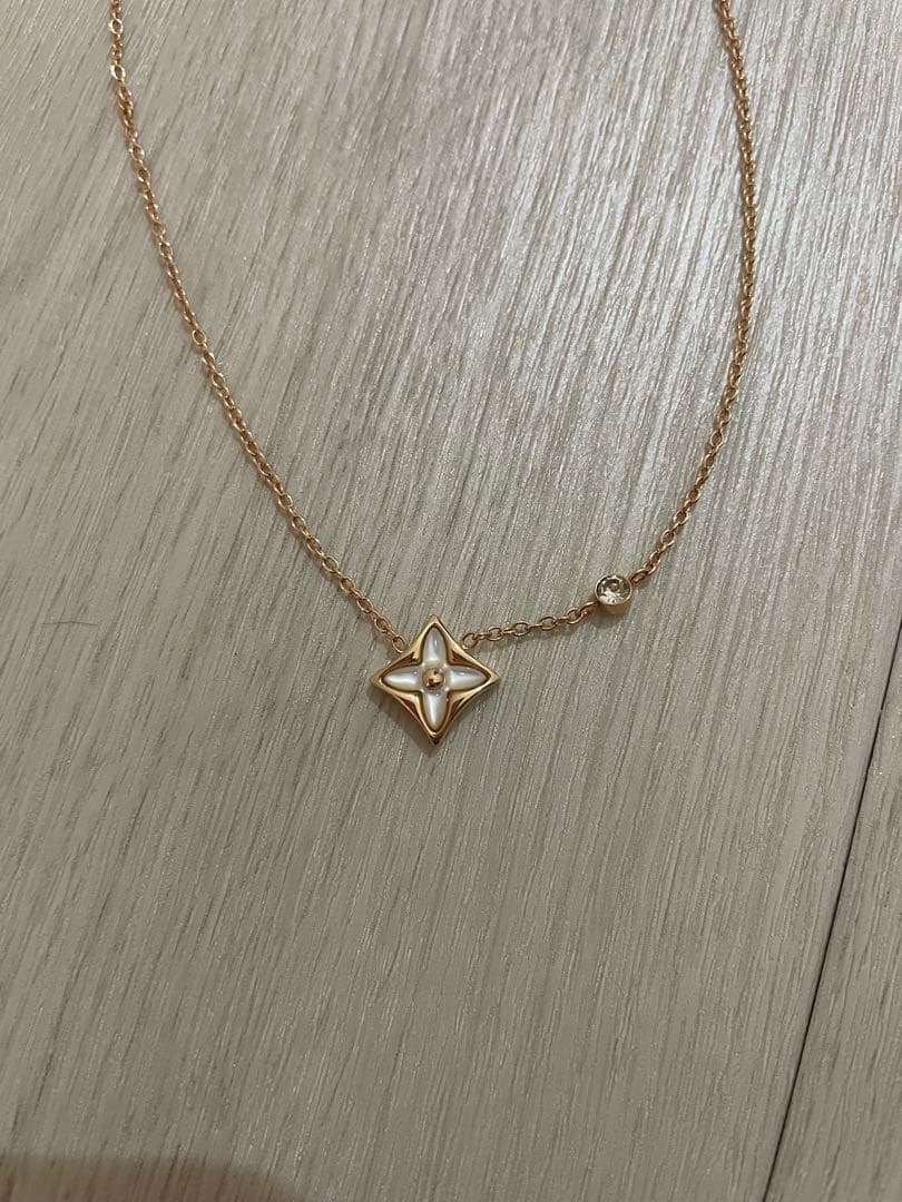 ルイヴィトン　ネックレス　白