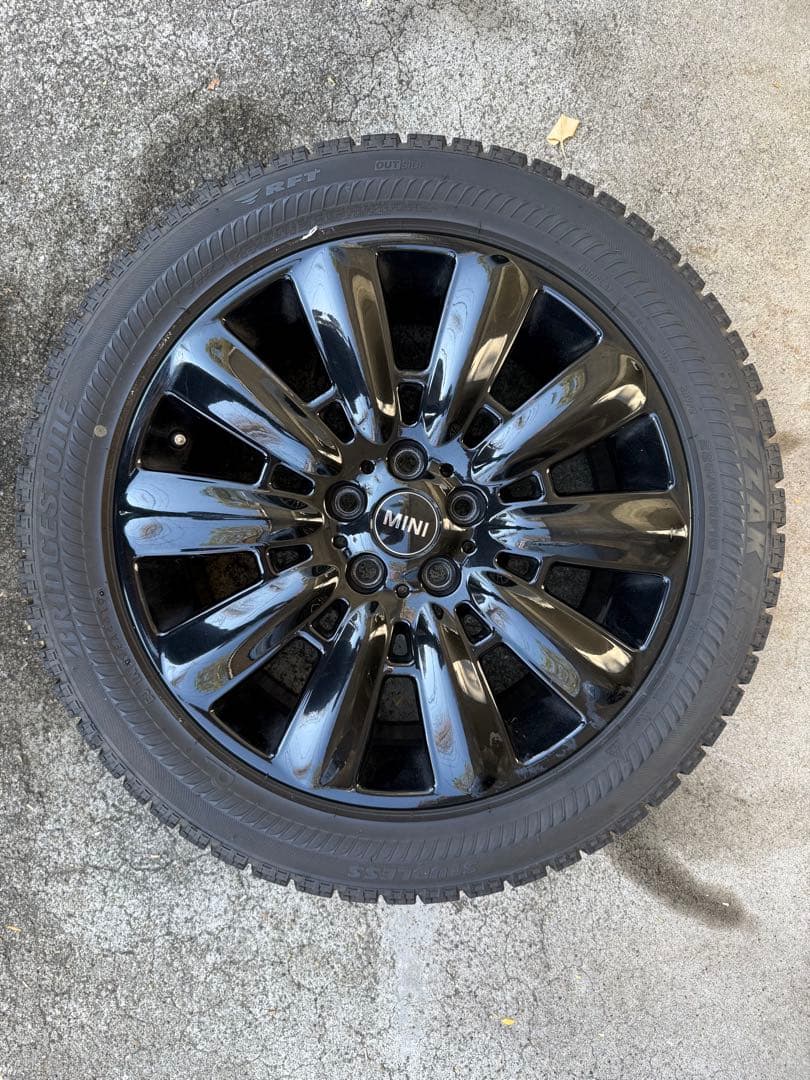 MINI 18インチ ブラックホイール BLIZZAKタイヤ