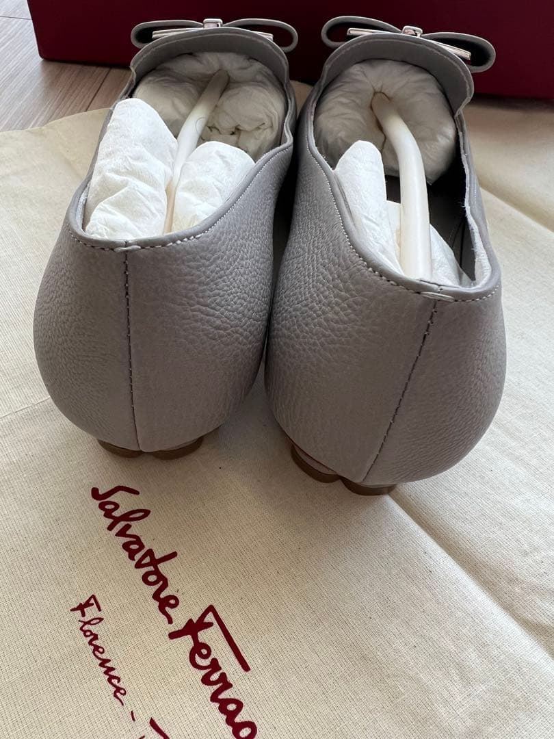 週末お値下げ新品　フェラガモ　SARNOリボンパンプス22.5㎝