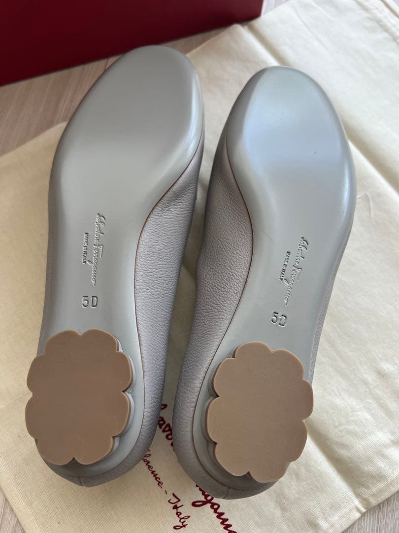 週末お値下げ新品　フェラガモ　SARNOリボンパンプス22.5㎝