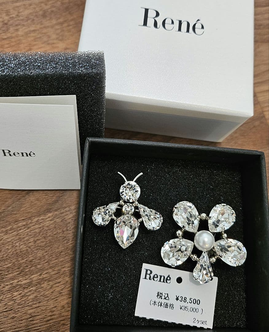 René 花と蜂のブローチ 2個セット