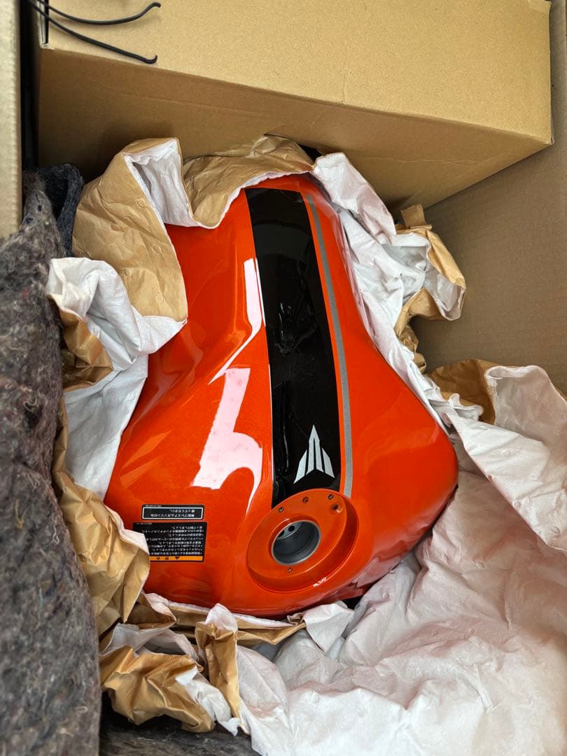 専用　ヤマハMT-09 '14 タンク新品 MT-09(2014年)オレンジ