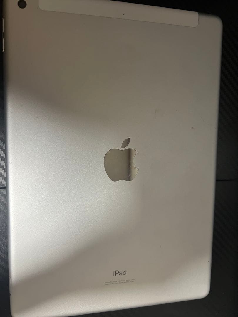 iPad (第８世代) 32GB Wi-Fi シルバー　キーボード＋カバー付き