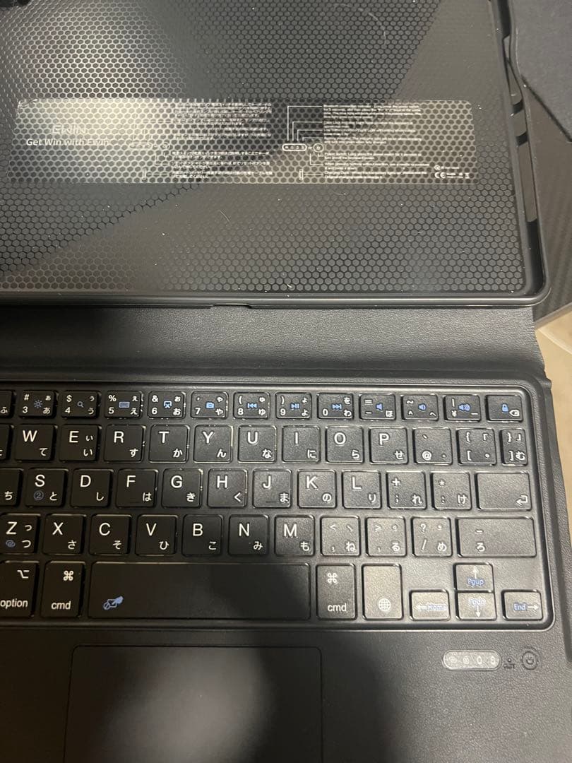 iPad (第８世代) 32GB Wi-Fi シルバー　キーボード＋カバー付き