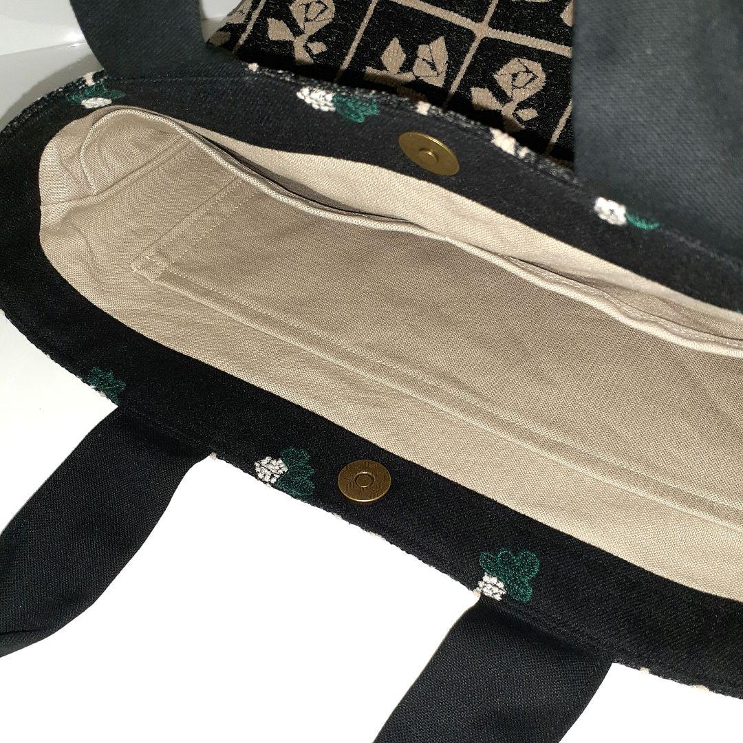 ミナペルホネン　lulu small ベージュの裏側ブラックのトートバッグ