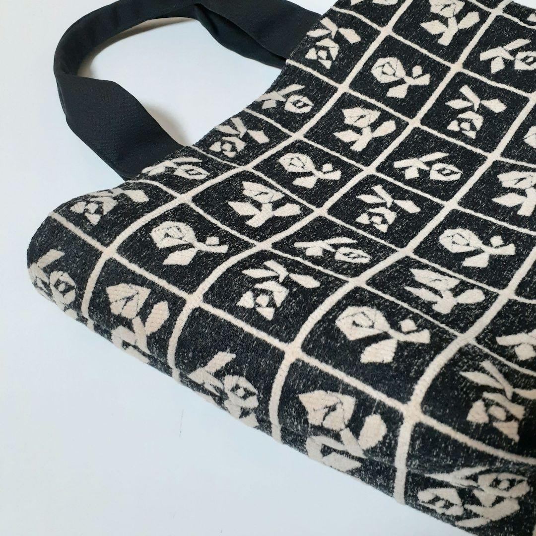 ミナペルホネン　lulu small ベージュの裏側ブラックのトートバッグ