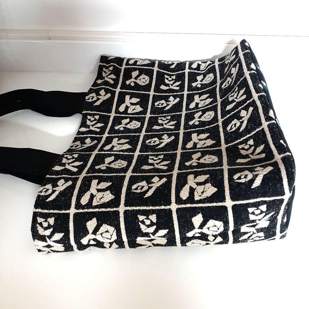 ミナペルホネン　lulu small ベージュの裏側ブラックのトートバッグ