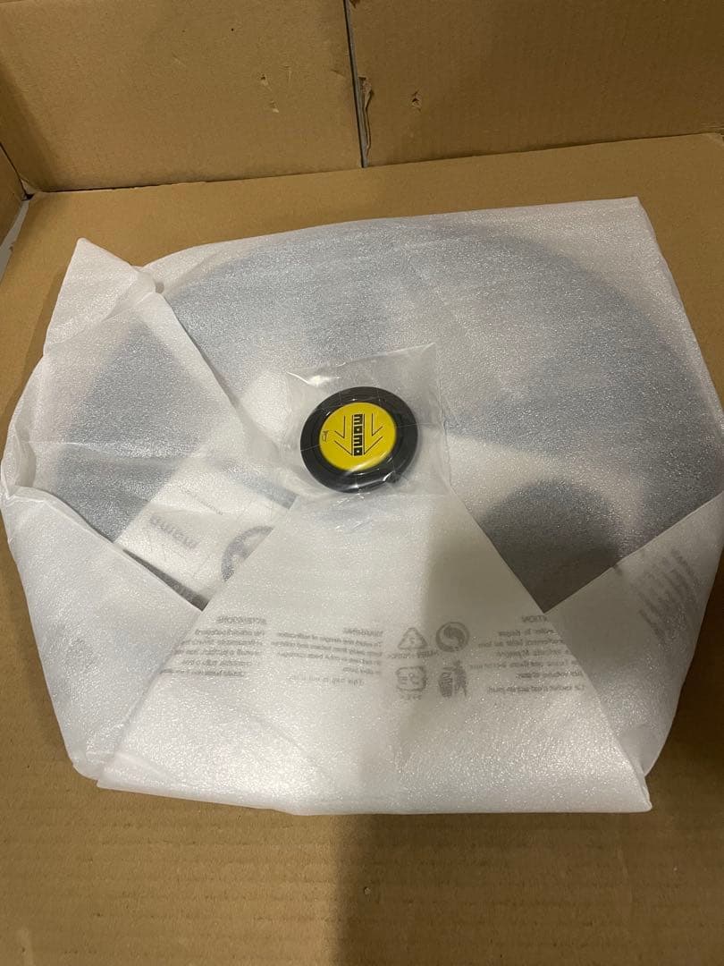 モモ　ステアリング　ブラックスポーク/ブラックエアーレザー 320mm C-70