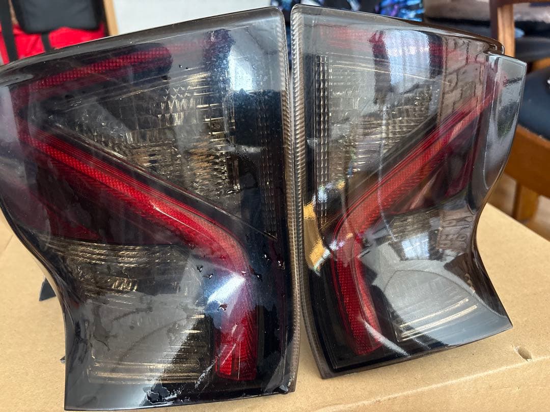 プリウス50 前期 スモークテールランプ 破損あり