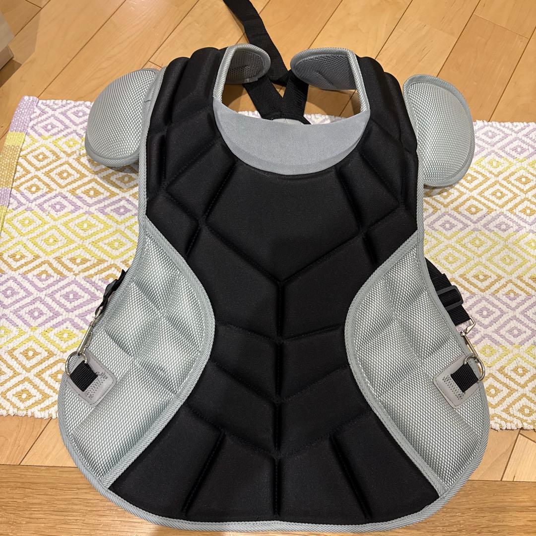最終値下げ　キャッチャー用プロテクター 黒とグレー