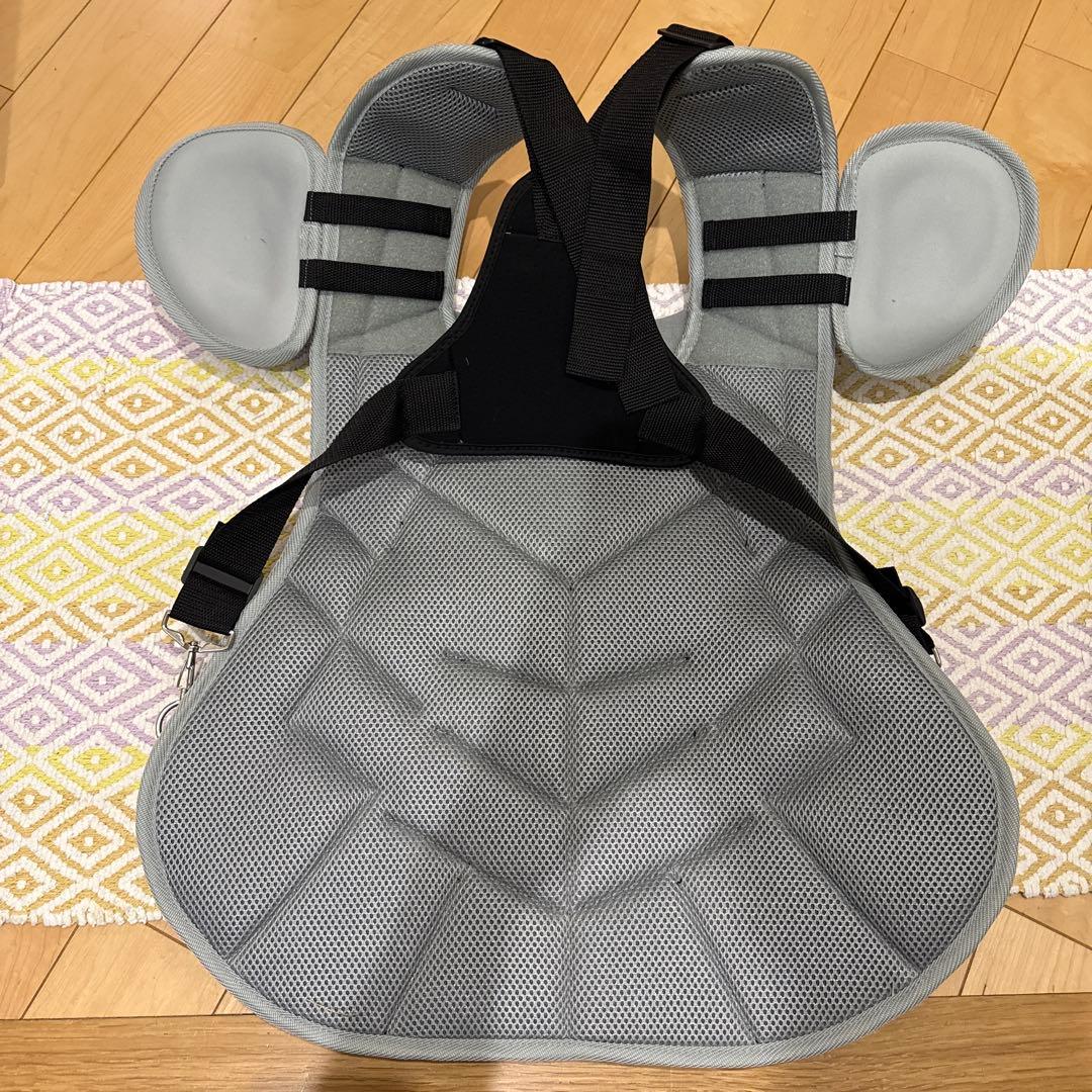 最終値下げ　キャッチャー用プロテクター 黒とグレー