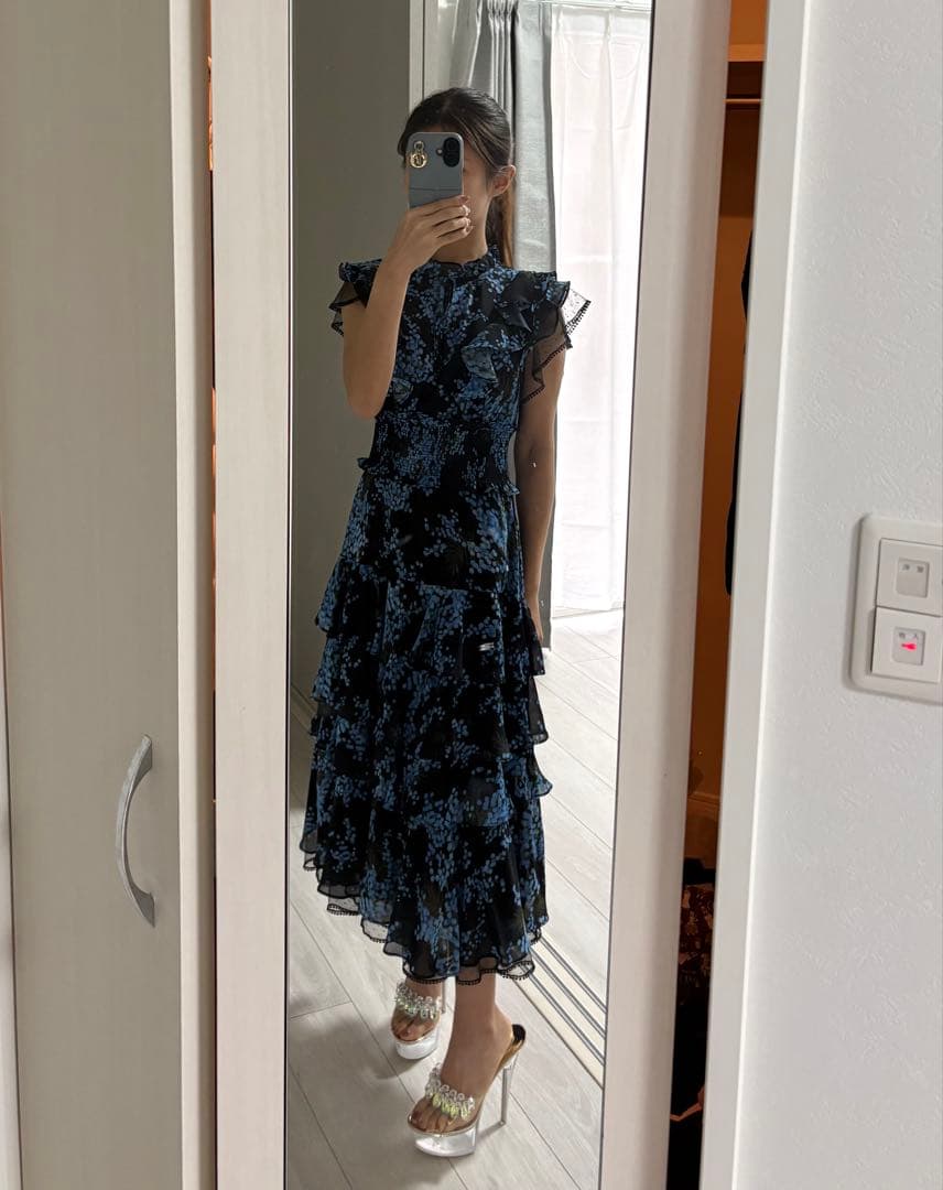 フリル付き黒青花柄ティアードドレス
