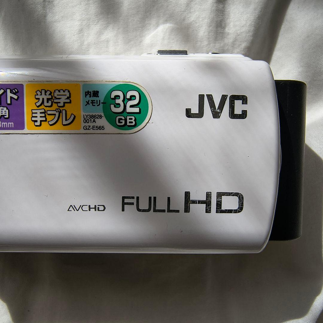 上品なホワイトが映える、安心のVictorビデオカメラ