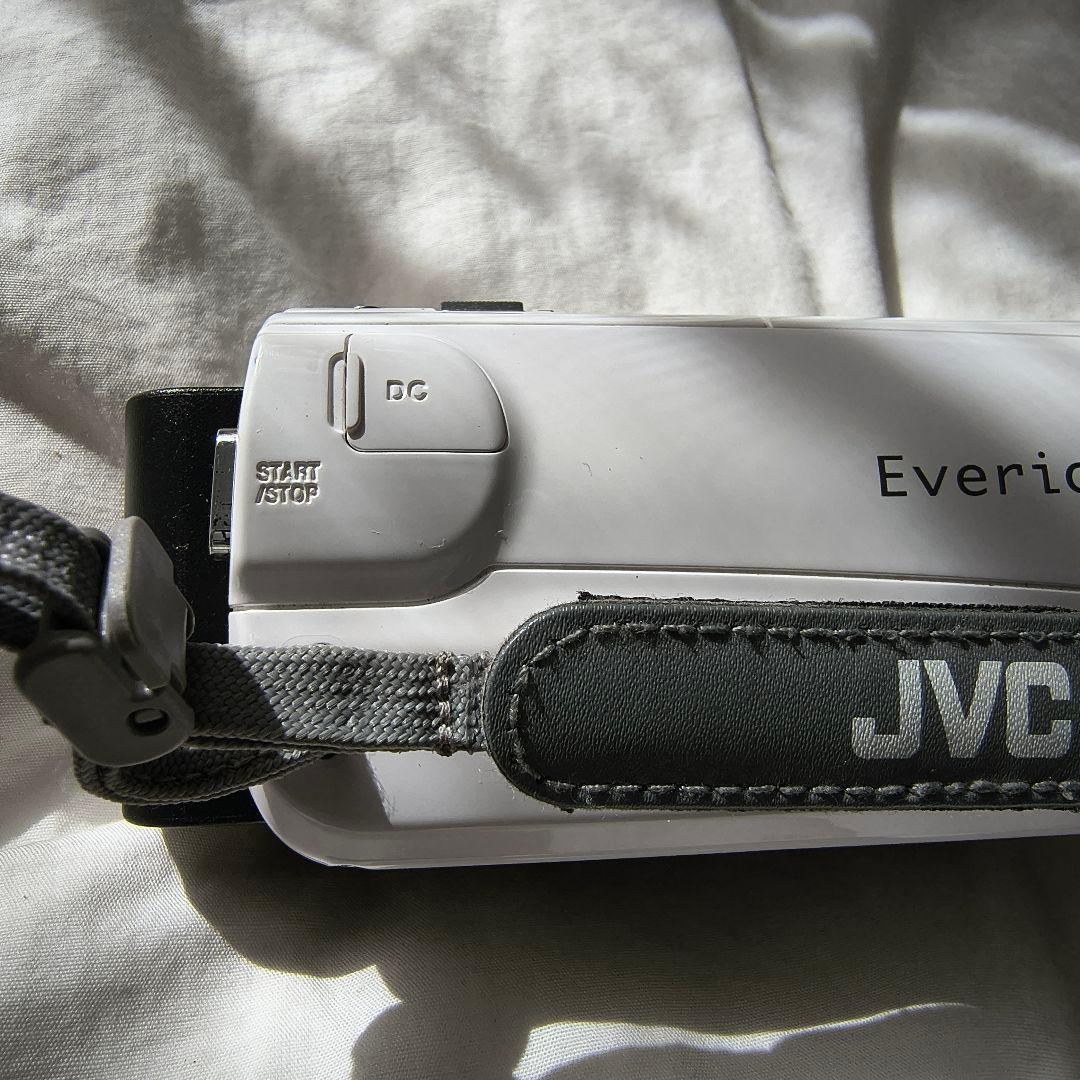 上品なホワイトが映える、安心のVictorビデオカメラ