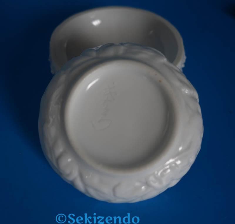 平戸焼 中里茂右衛門 白磁　菊 香合 共箱 佐賀県文化功労章受賞者　2517