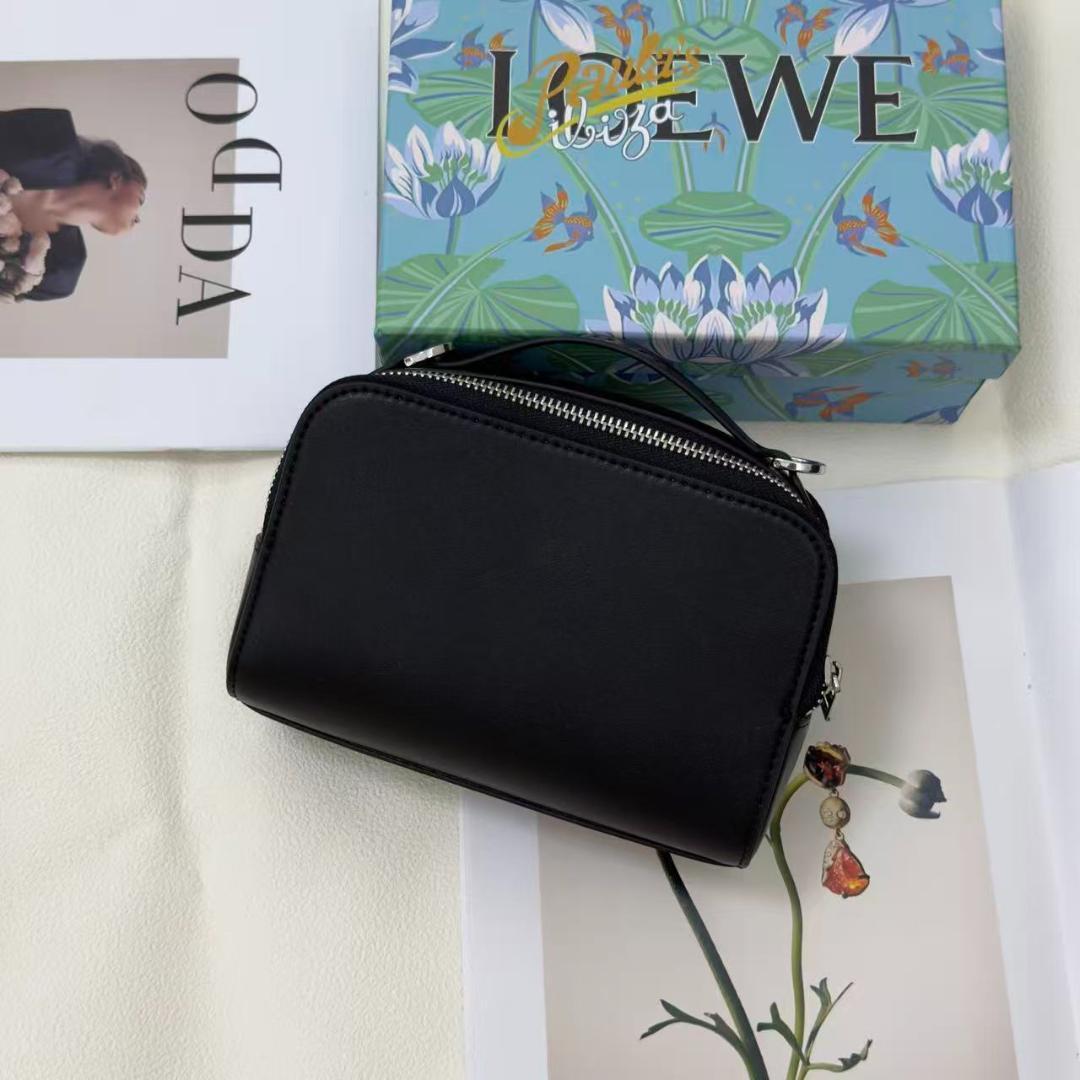 ブラックレザーのメッセンジャーバッグ、ジッパー付きポケット