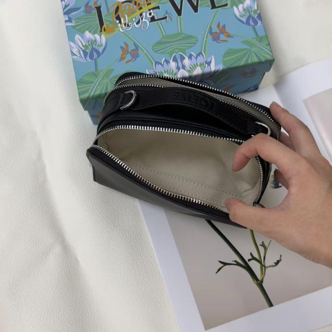 ブラックレザーのメッセンジャーバッグ、ジッパー付きポケット