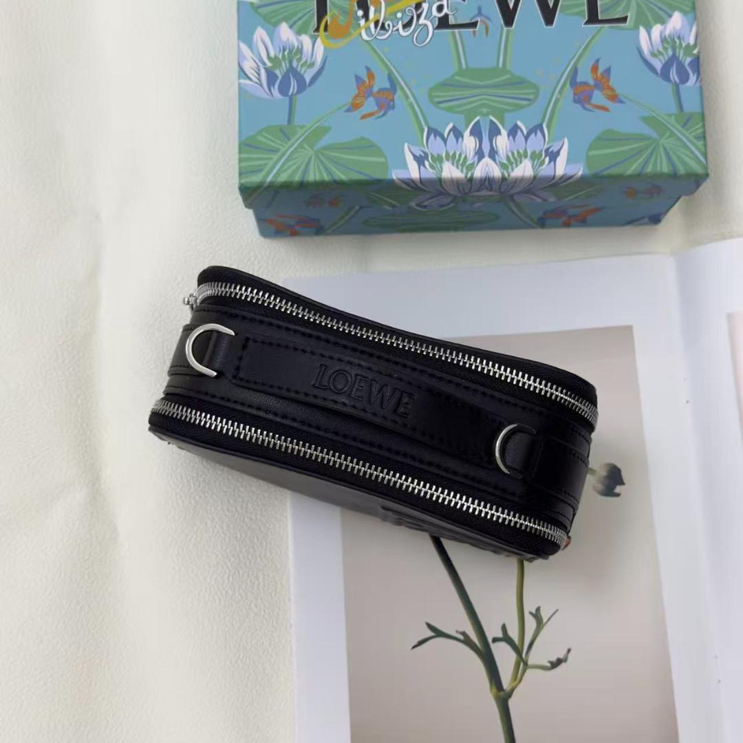 ブラックレザーのメッセンジャーバッグ、ジッパー付きポケット