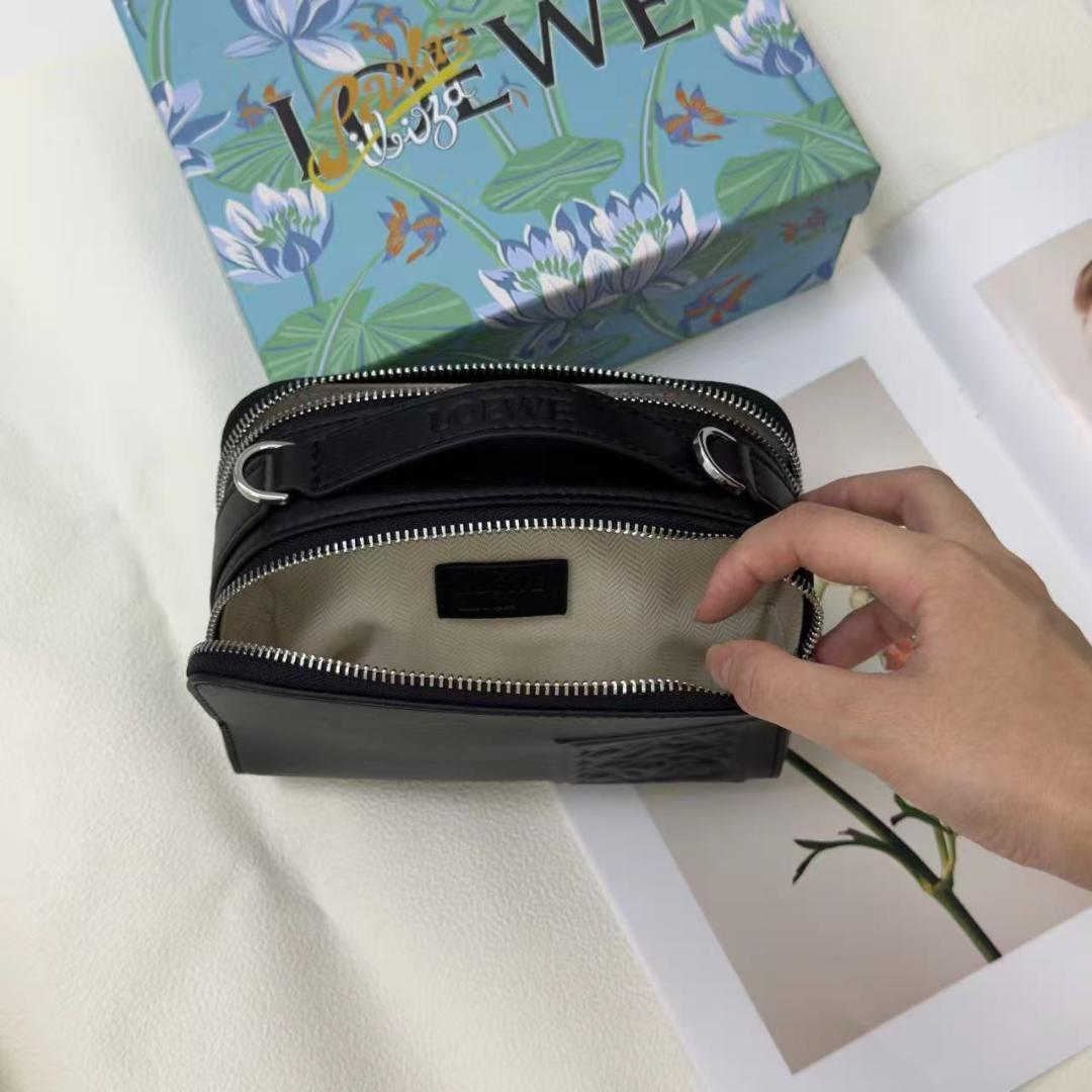 ブラックレザーのメッセンジャーバッグ、ジッパー付きポケット