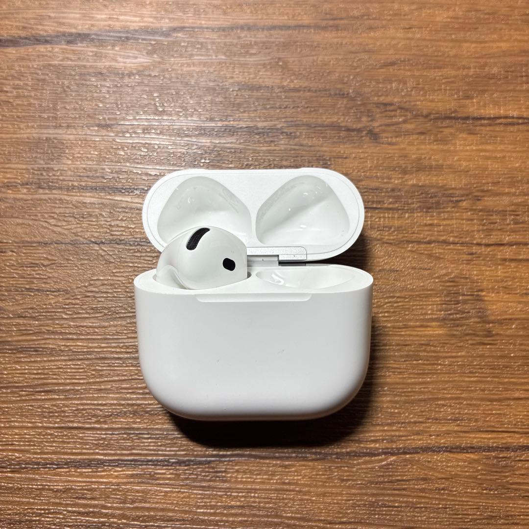 AirPods4 ANC ケースと左耳