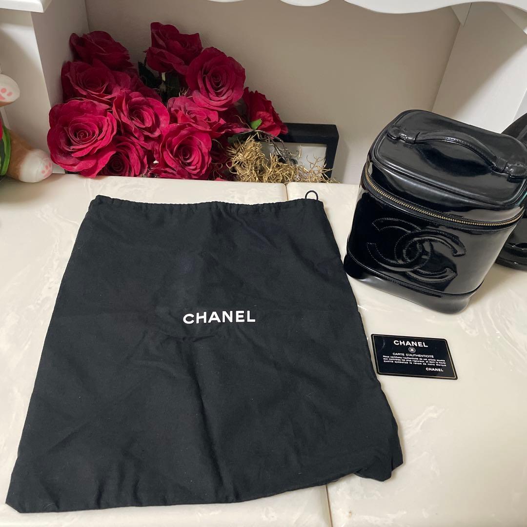 CHANELエナメルバニティバック
