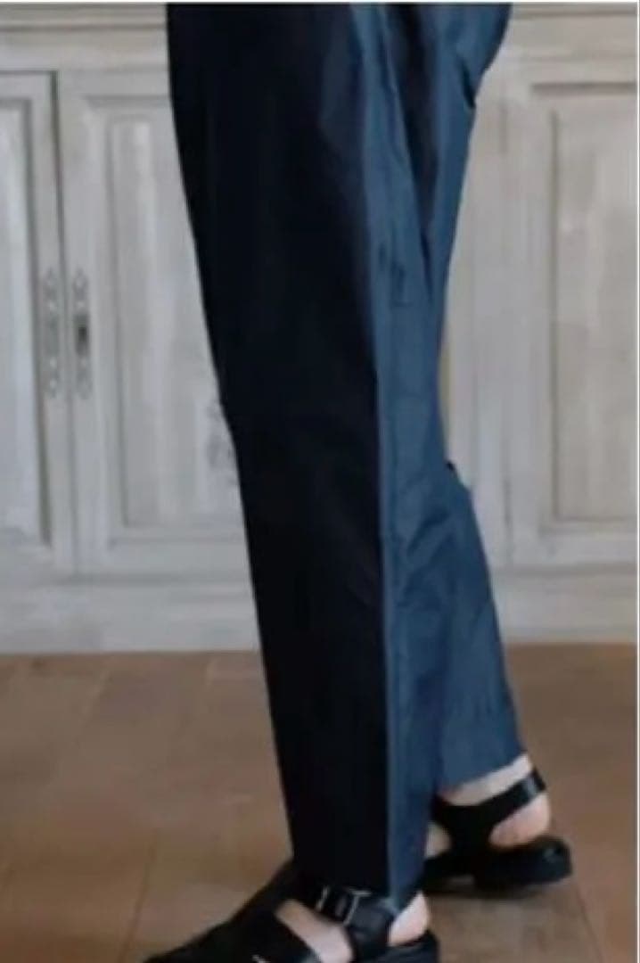 ロエフ　グロッシータフタクロップドパンツ 試着のみ　定価27500円