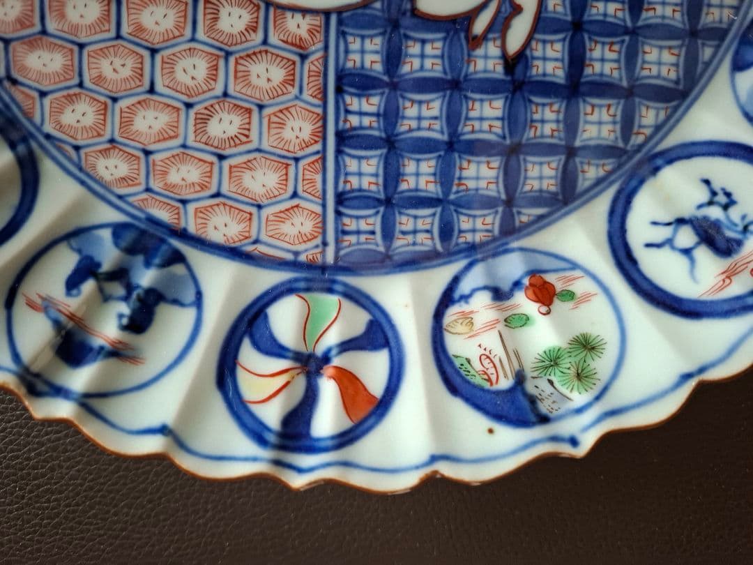 染付色絵兎の図 輪花口造り七寸皿 工芸品　直径約23cm　オマケ付き