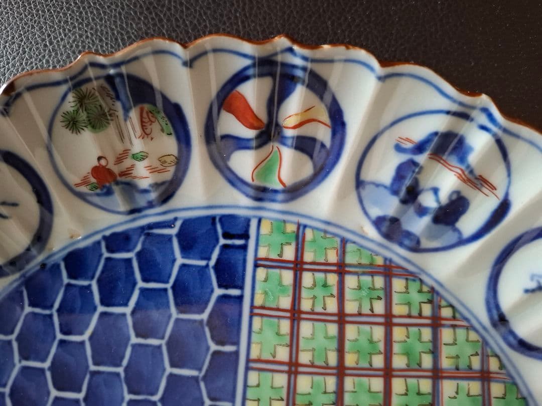 染付色絵兎の図 輪花口造り七寸皿 工芸品　直径約23cm　オマケ付き