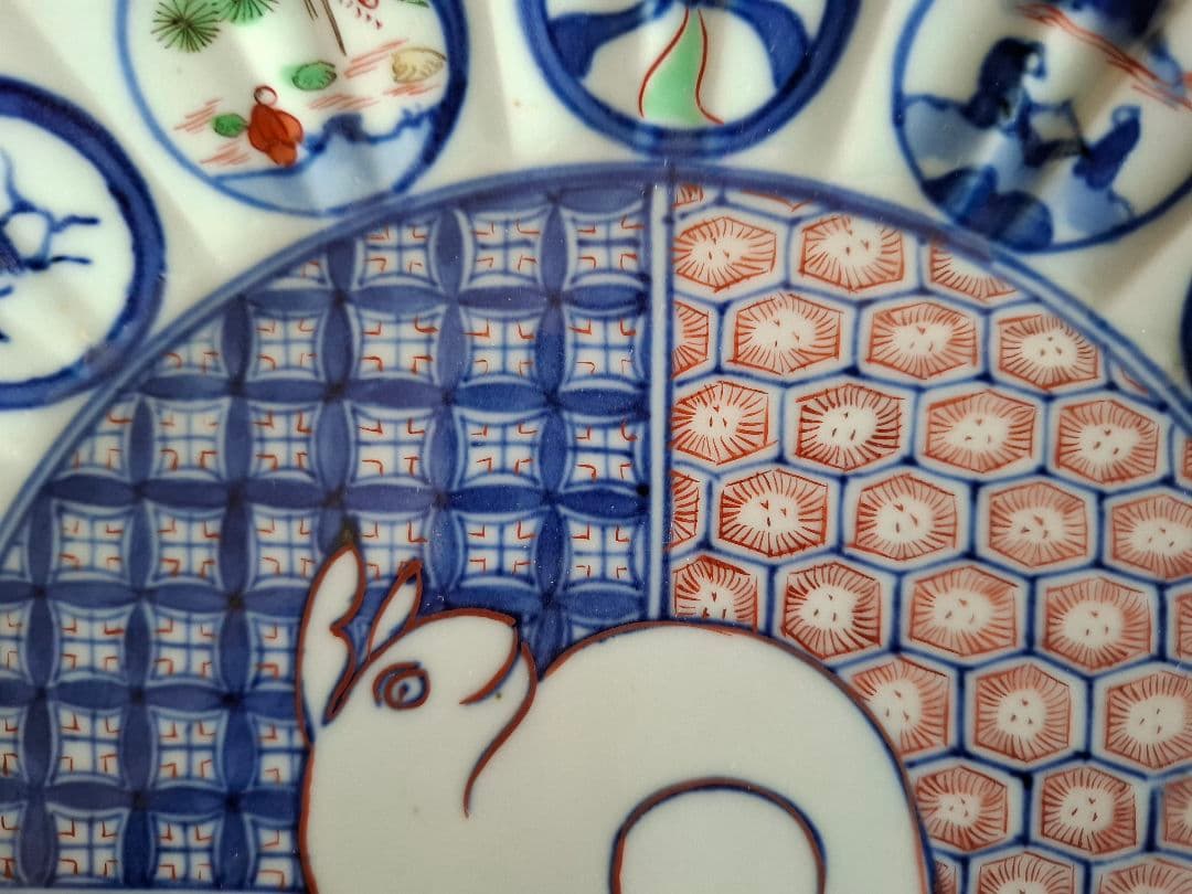 染付色絵兎の図 輪花口造り七寸皿 工芸品　直径約23cm　オマケ付き