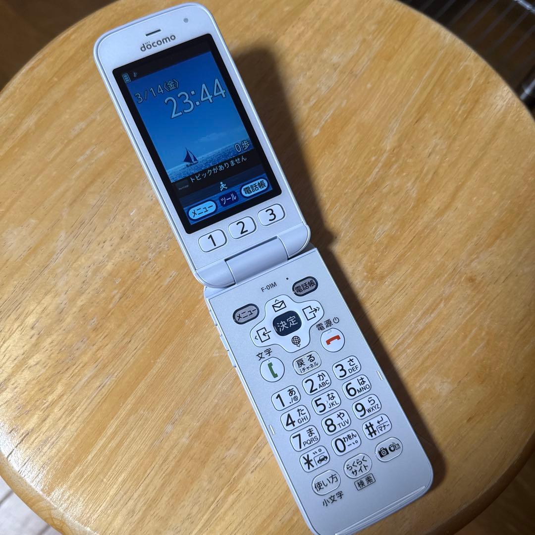 docomo F-01M ホワイト 折りたたみ式