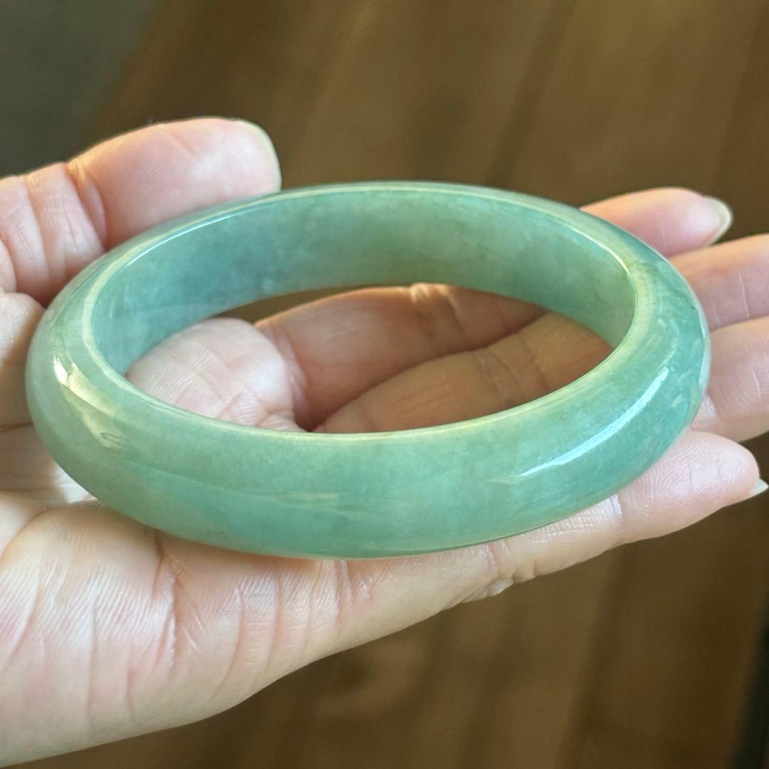 ミャンマー産 天然本翡翠（A貨） 氷種　アップルグリーン色　鑑定書付き　バングル