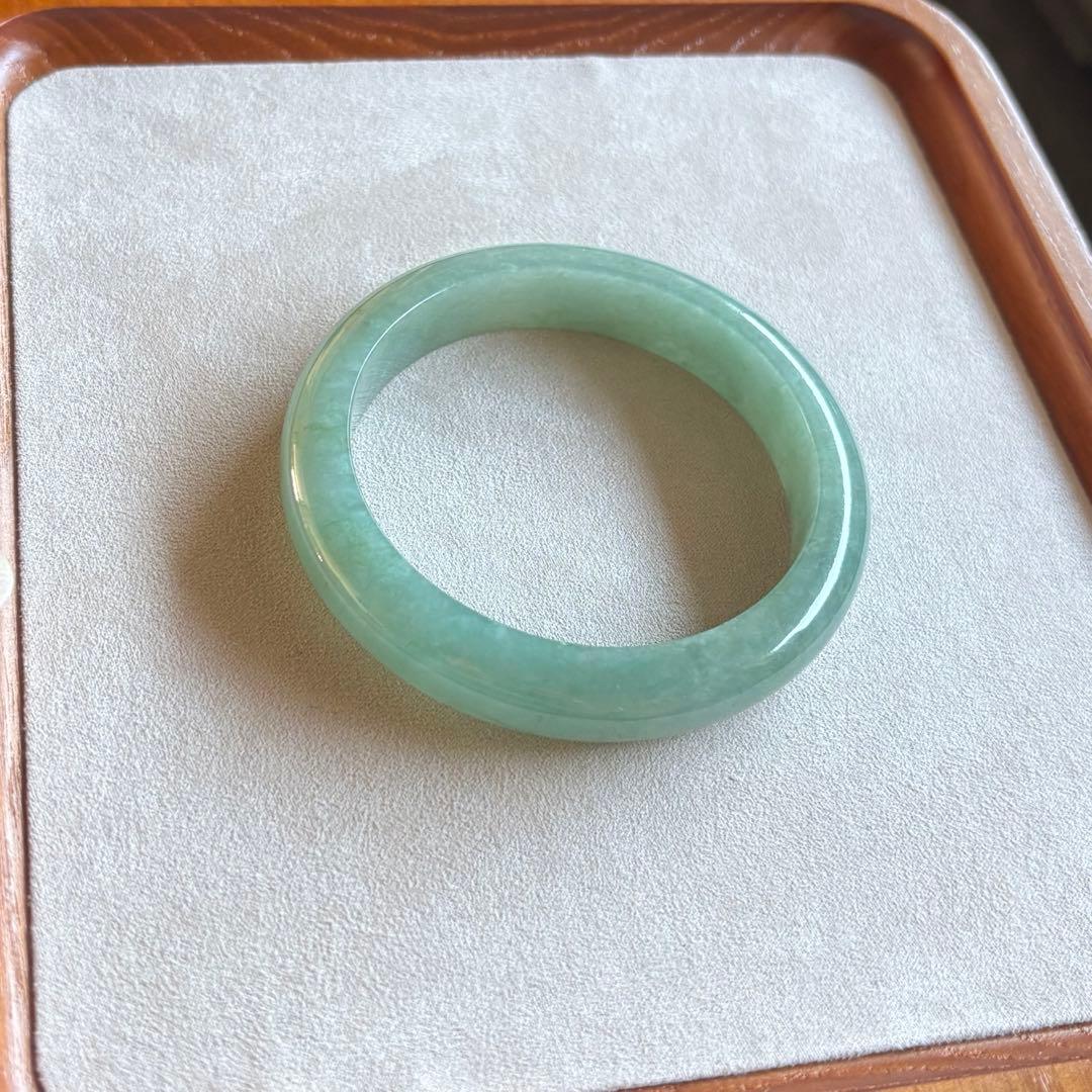 ミャンマー産 天然本翡翠（A貨） 氷種　アップルグリーン色　鑑定書付き　バングル