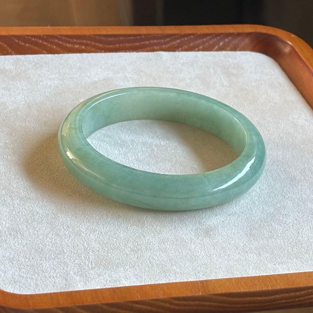 ミャンマー産 天然本翡翠（A貨） 氷種　アップルグリーン色　鑑定書付き　バングル