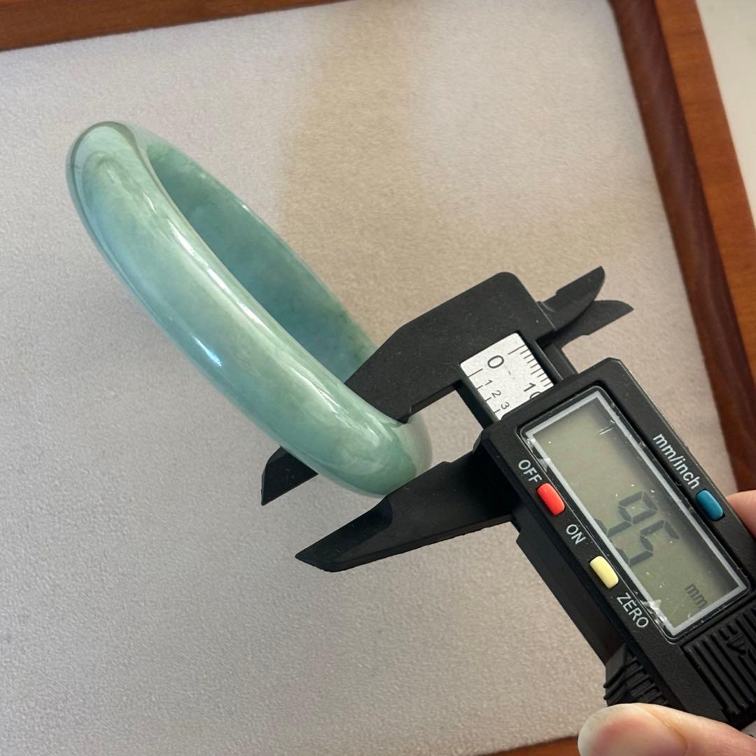 ミャンマー産 天然本翡翠（A貨） 氷種　アップルグリーン色　鑑定書付き　バングル