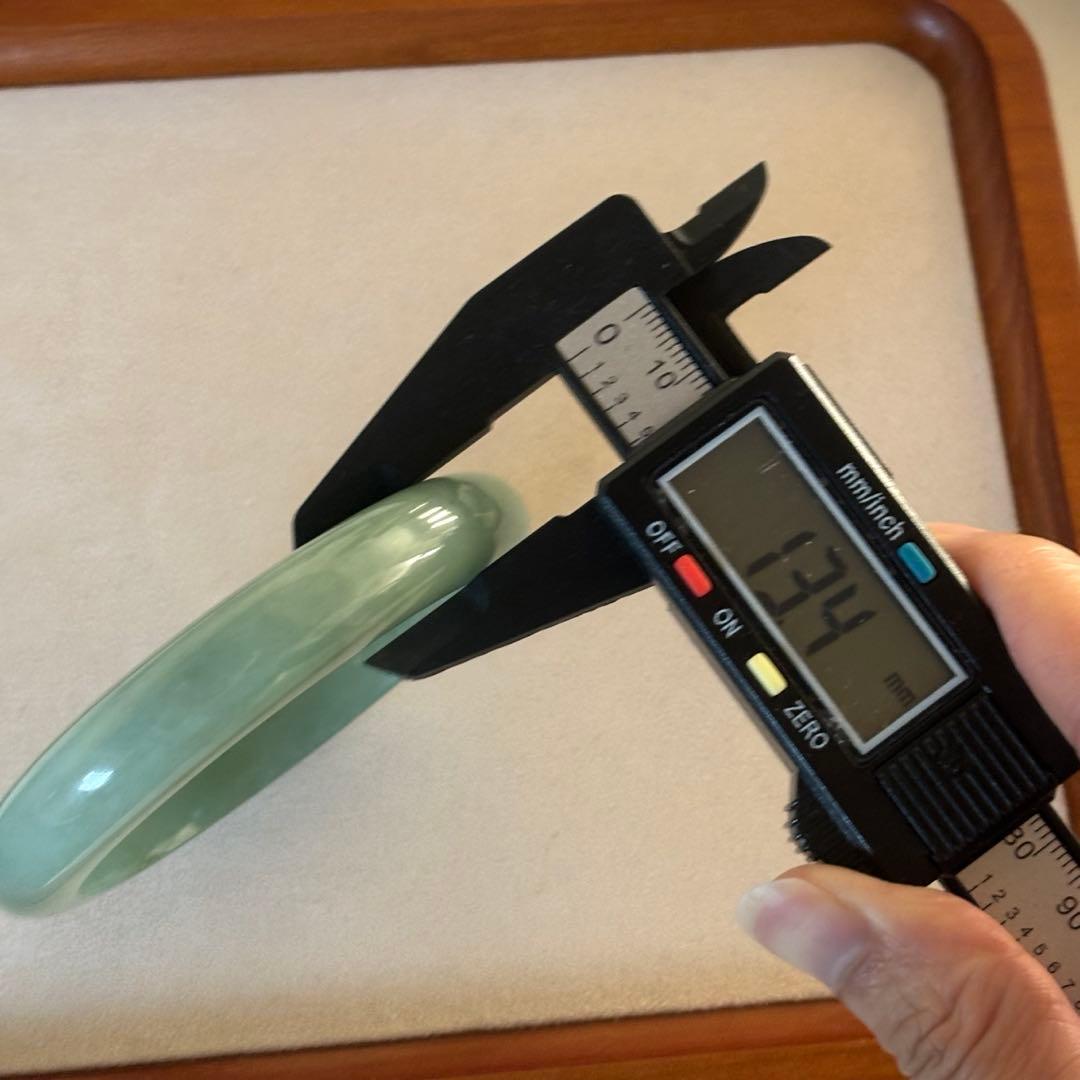 ミャンマー産 天然本翡翠（A貨） 氷種　アップルグリーン色　鑑定書付き　バングル