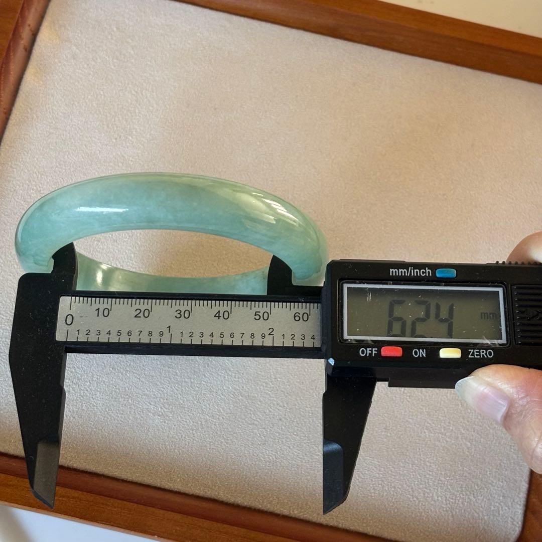 ミャンマー産 天然本翡翠（A貨） 氷種　アップルグリーン色　鑑定書付き　バングル