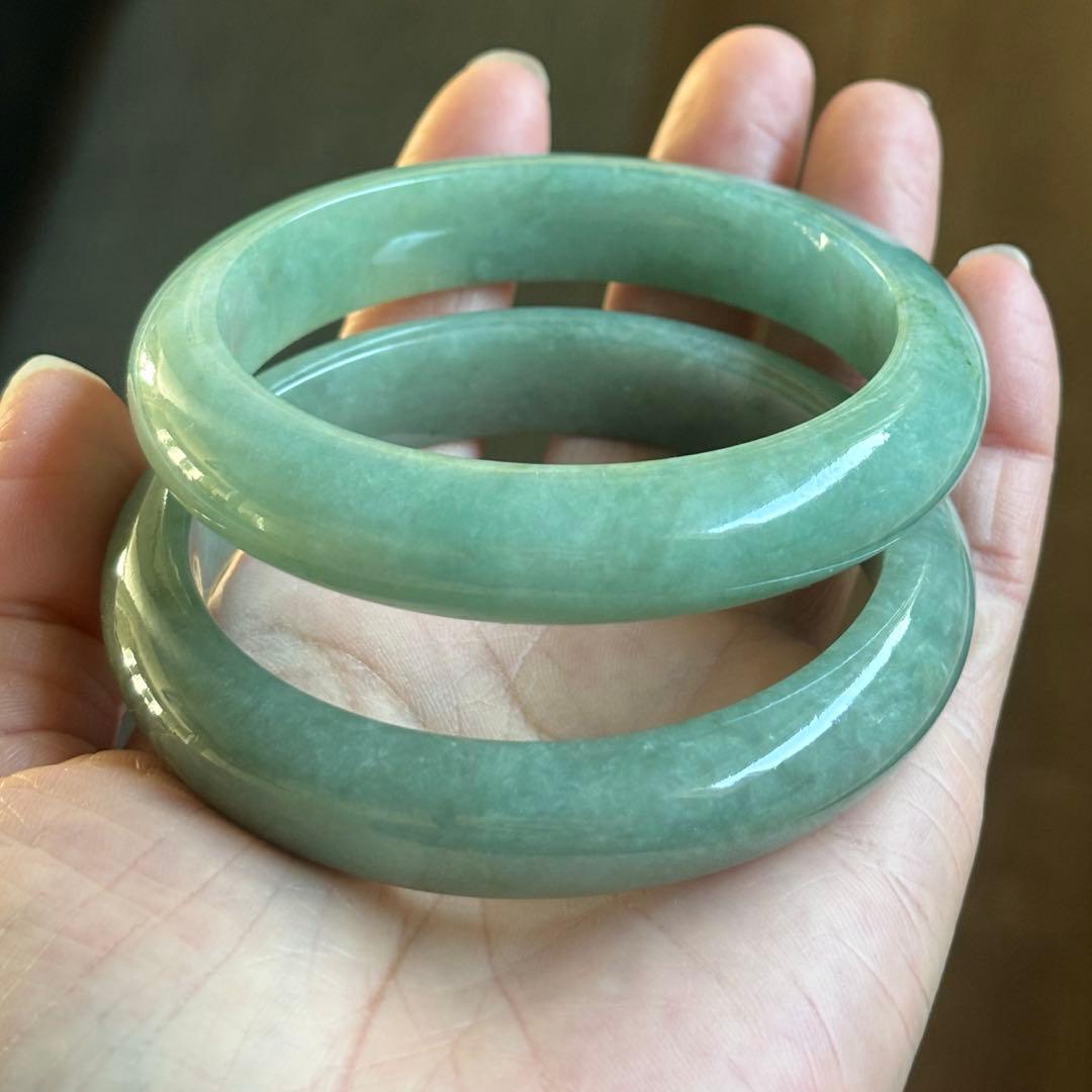 ミャンマー産 天然本翡翠（A貨） 氷種　アップルグリーン色　鑑定書付き　バングル