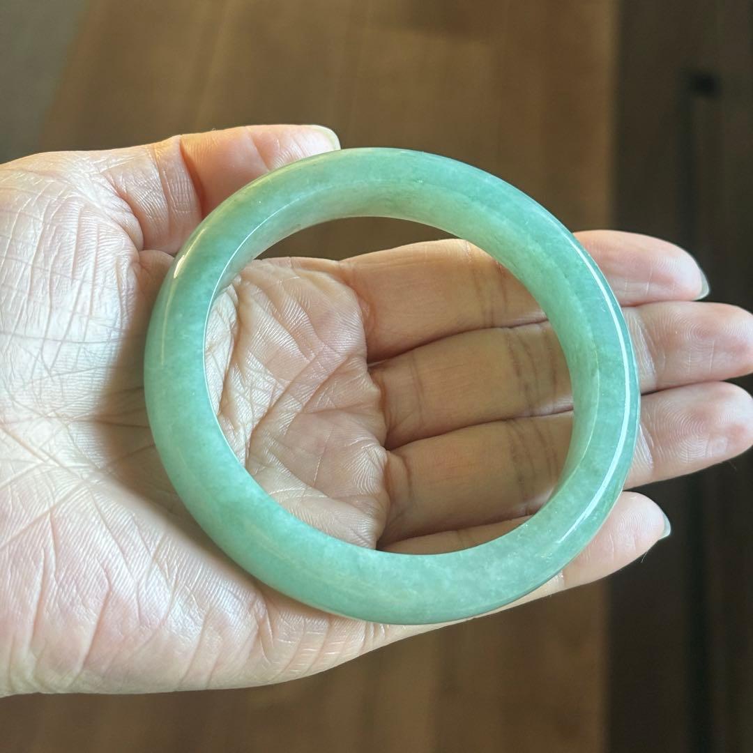 ミャンマー産 天然本翡翠（A貨） 氷種　アップルグリーン色　鑑定書付き　バングル