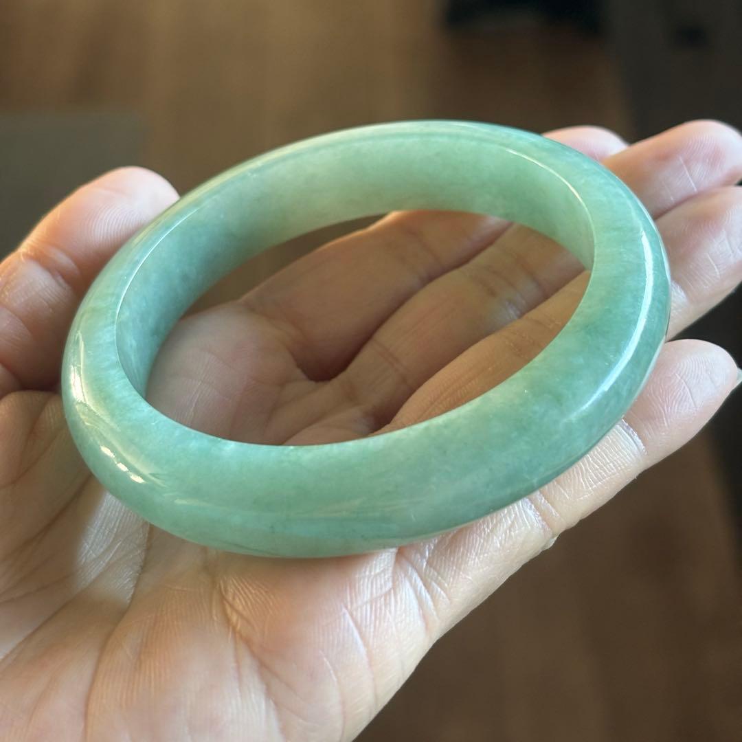 ミャンマー産 天然本翡翠（A貨） 氷種　アップルグリーン色　鑑定書付き　バングル