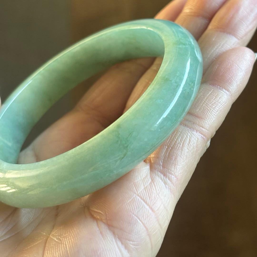 ミャンマー産 天然本翡翠（A貨） 氷種　アップルグリーン色　鑑定書付き　バングル