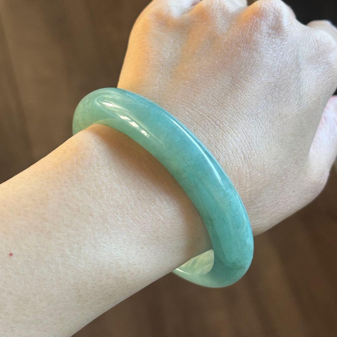 ミャンマー産 天然本翡翠（A貨） 氷種　アップルグリーン色　鑑定書付き　バングル