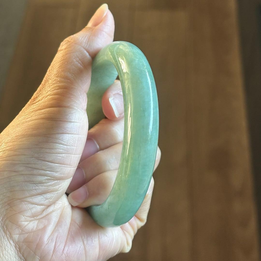 ミャンマー産 天然本翡翠（A貨） 氷種　アップルグリーン色　鑑定書付き　バングル