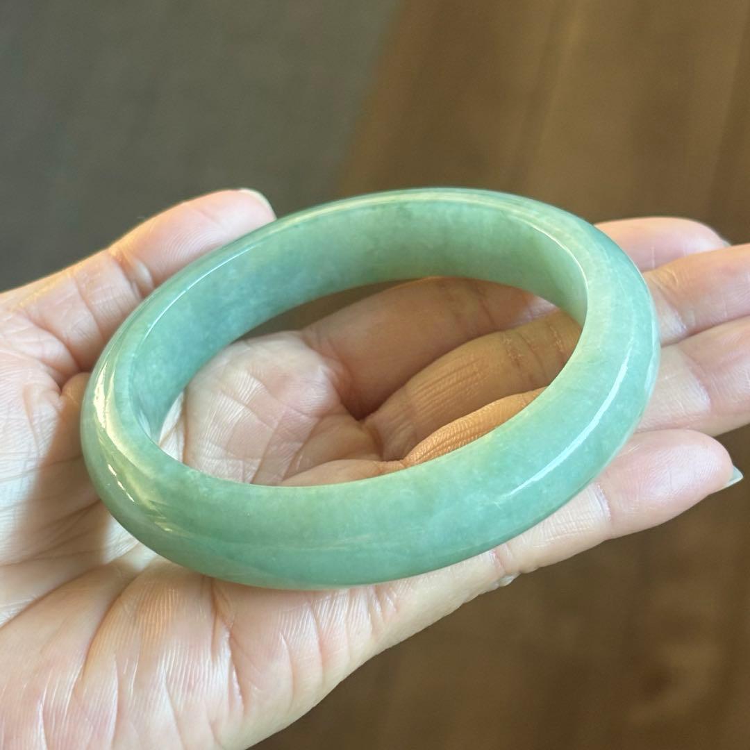 ミャンマー産 天然本翡翠（A貨） 氷種　アップルグリーン色　鑑定書付き　バングル