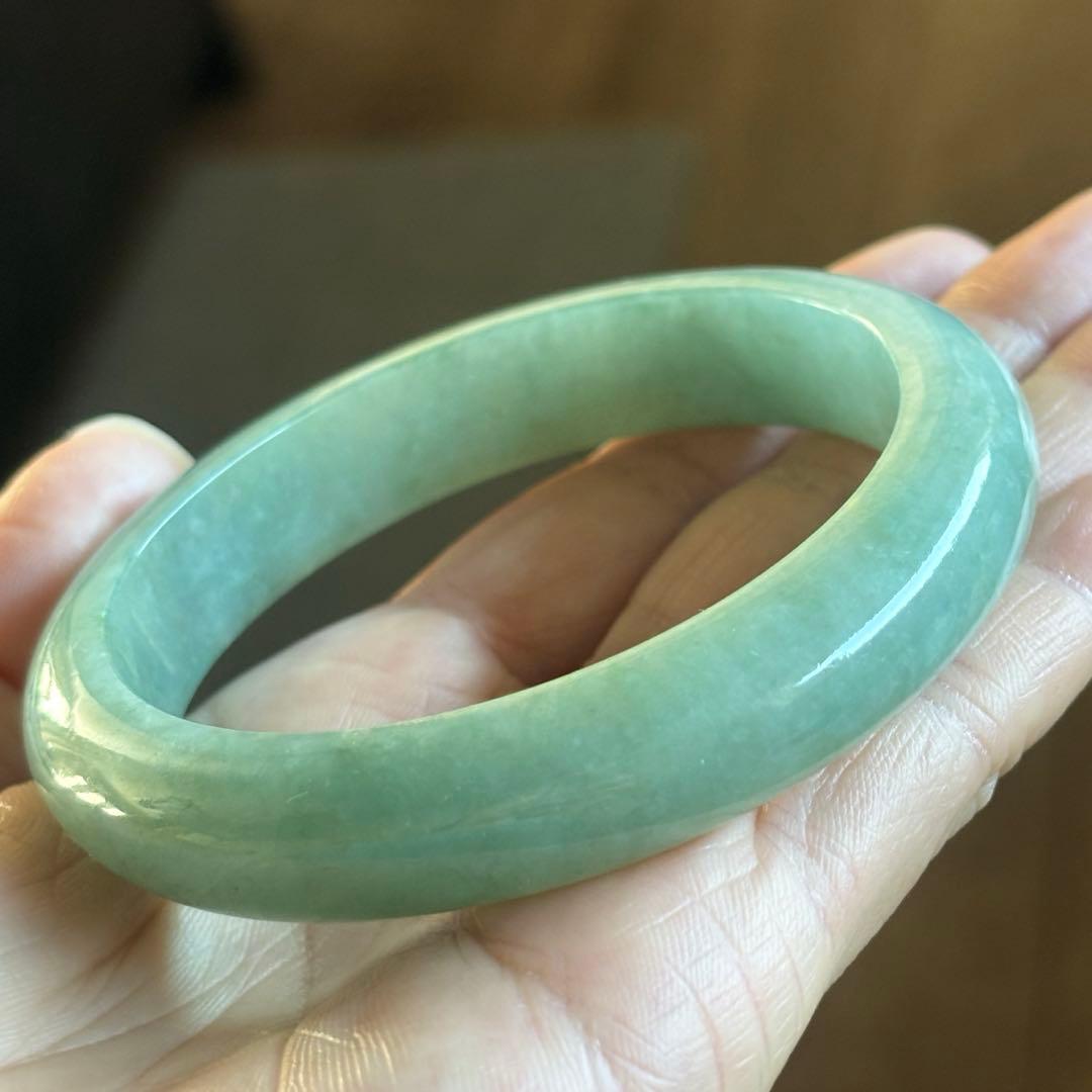 ミャンマー産 天然本翡翠（A貨） 氷種　アップルグリーン色　鑑定書付き　バングル