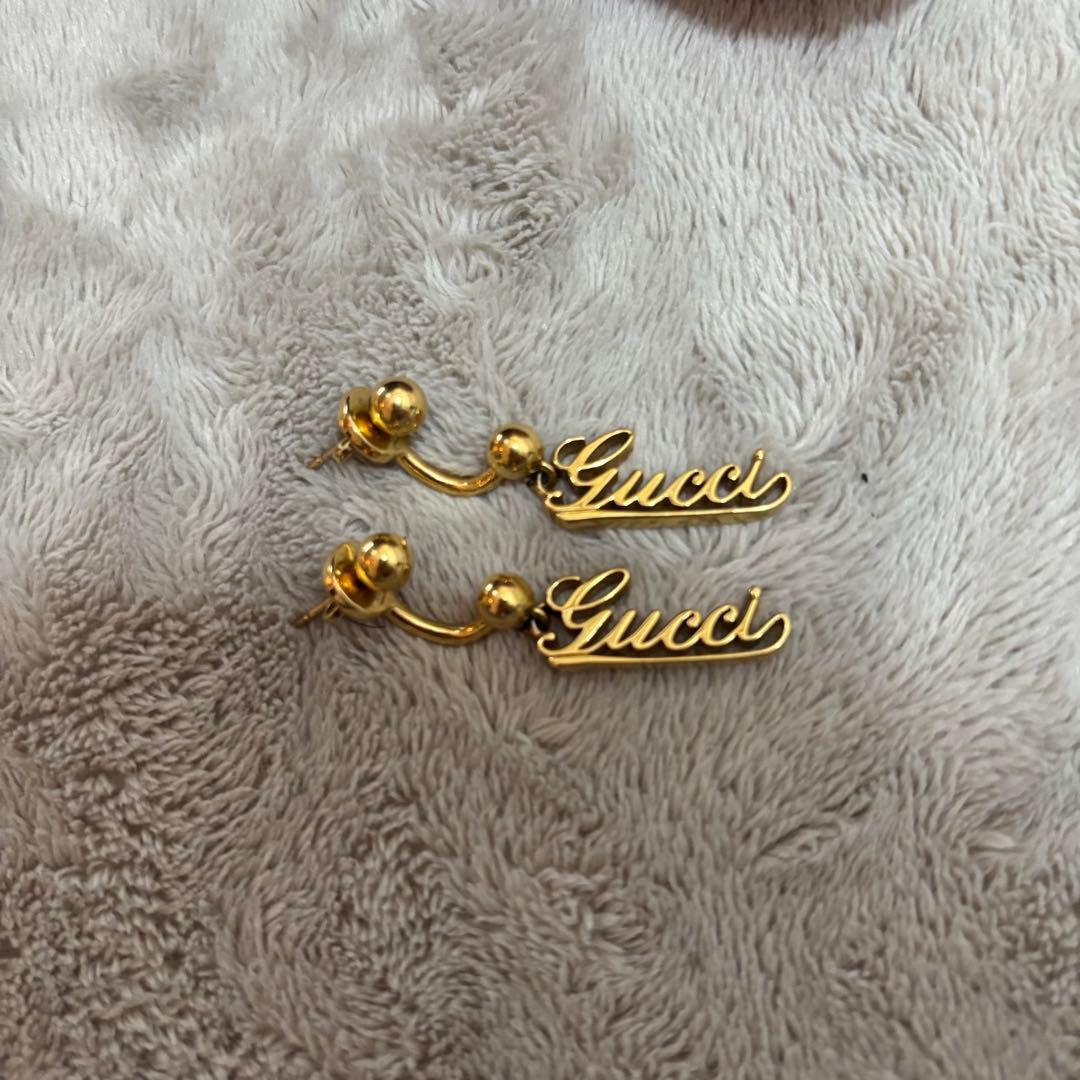 ★*迎様 美品 グッチ スクリプト ボール ピアス ゴールド系 横文字 GUCC