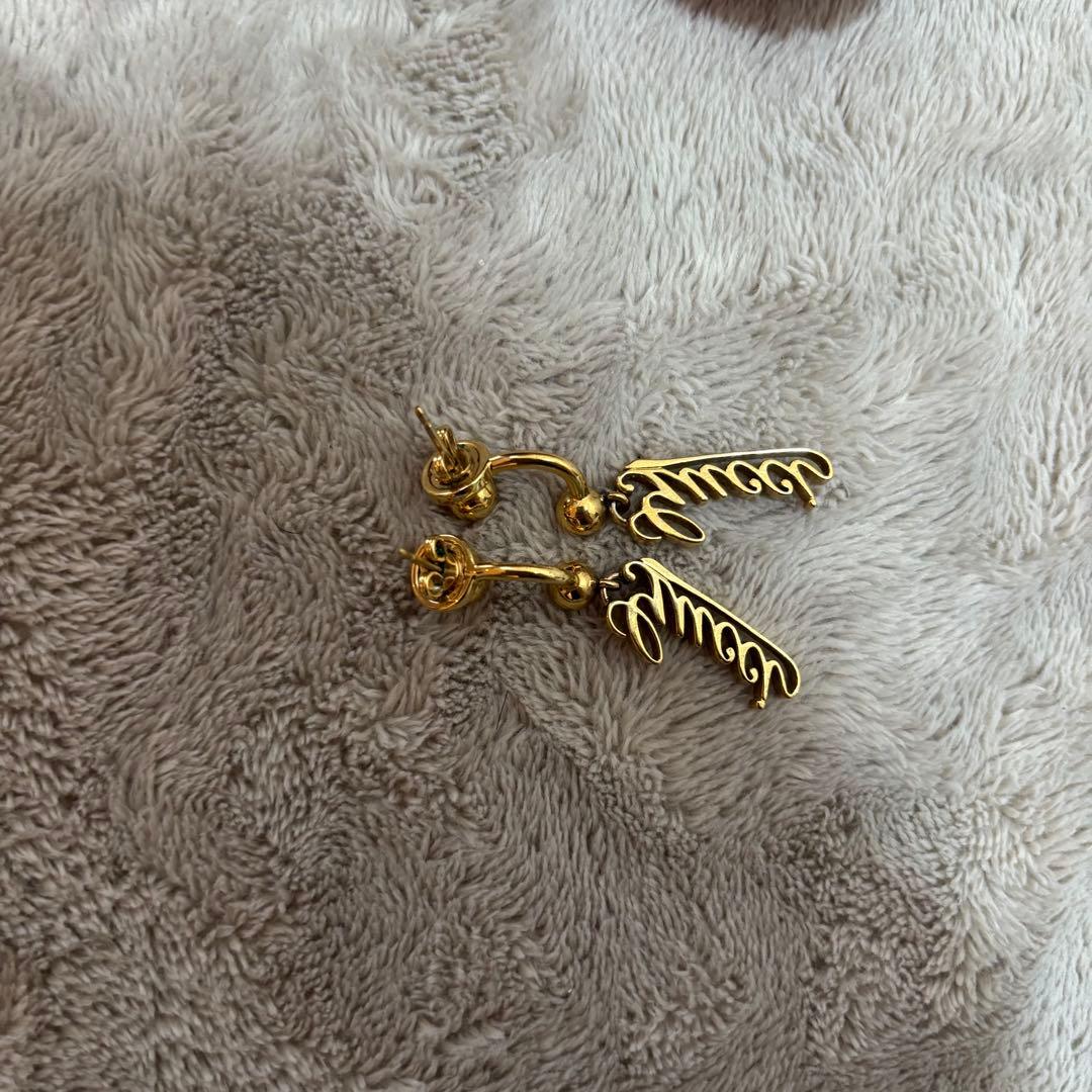 ★*迎様 美品 グッチ スクリプト ボール ピアス ゴールド系 横文字 GUCC