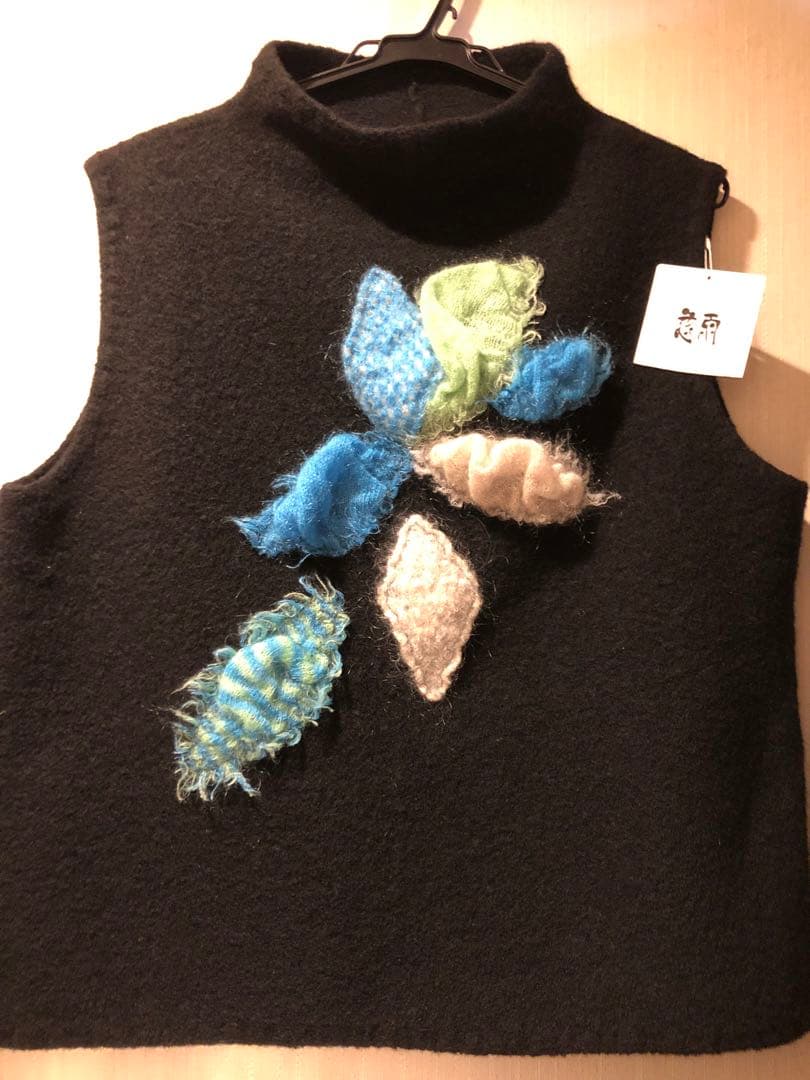 専用です。慈雨　ベスト　wool 黒 x 裁ち切りアップリケ　 新品未使用