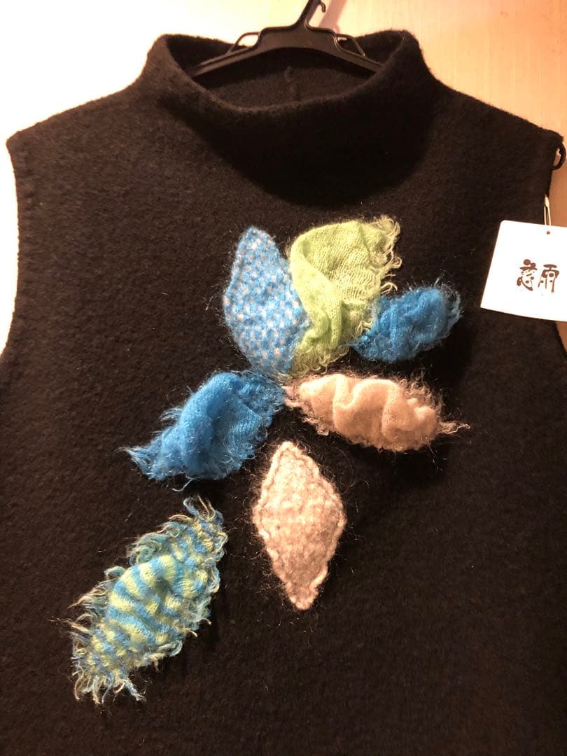 専用です。慈雨　ベスト　wool 黒 x 裁ち切りアップリケ　 新品未使用