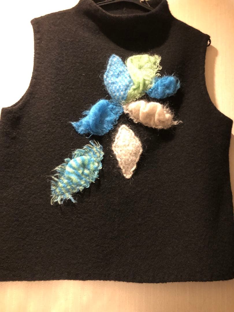 専用です。慈雨　ベスト　wool 黒 x 裁ち切りアップリケ　 新品未使用